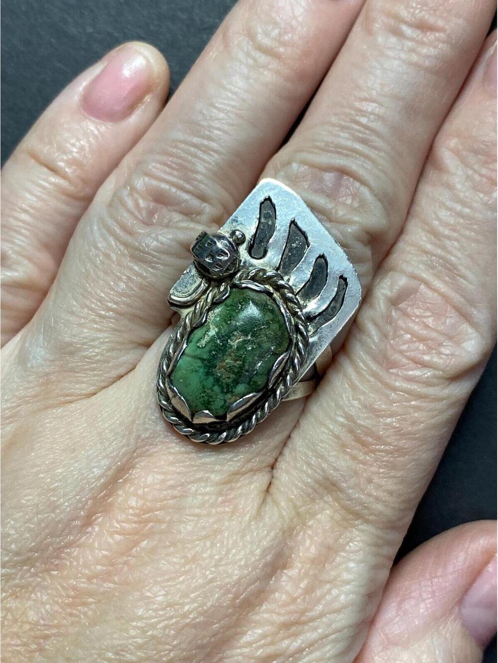 VTG Native American Sterling Silver & Green Turquoise Size 7 1/2 Bear Claw Ring.